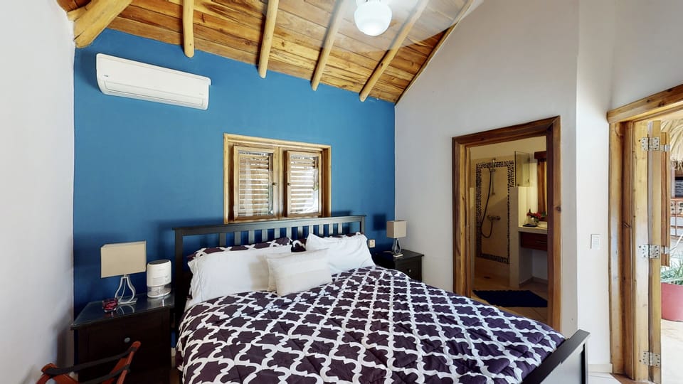 Bedroom 4. Bungalow, next to swimming pool. Private bathroom.