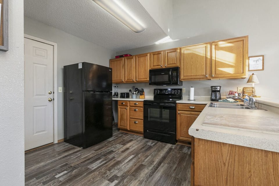 Kitchen- Ref/Stove/micro & DW