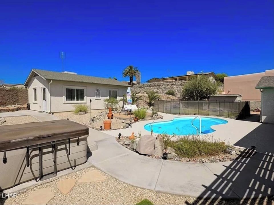 Large yard, pool Jacuzzi and casita 