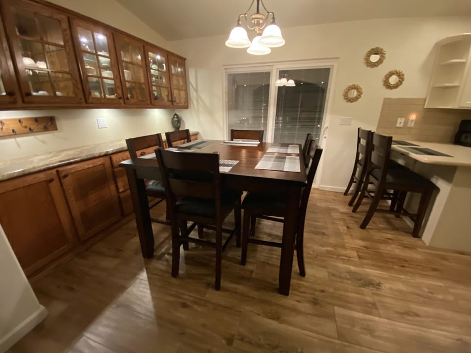 Dining table and seating for 8 guests 