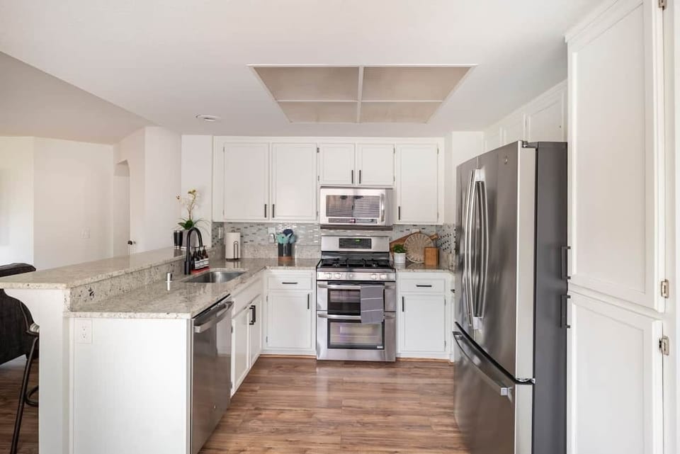 Kitchen with service for 10 