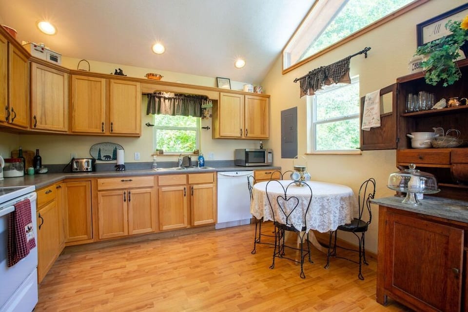 Eat in kitchen