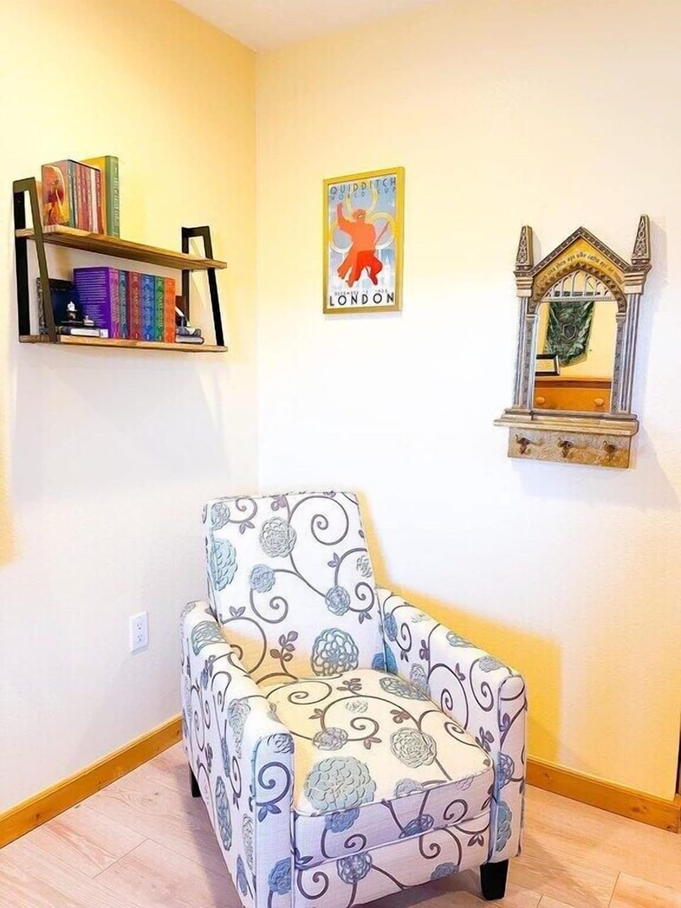 Seating and library in kids' room