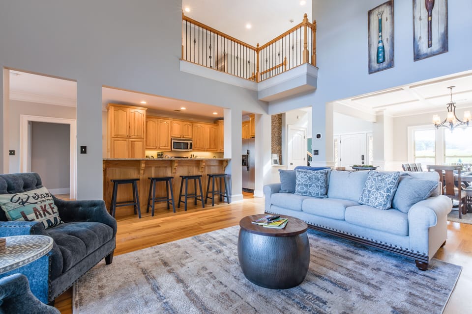 Living + kitchen: great for multi-family Lake Harding getaways