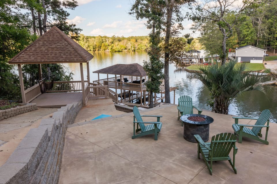 Firepit w/lake views—Callaway evenings