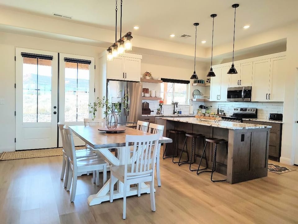 Views all around! From the kitchen to the bedrooms, stunning panoramas await.