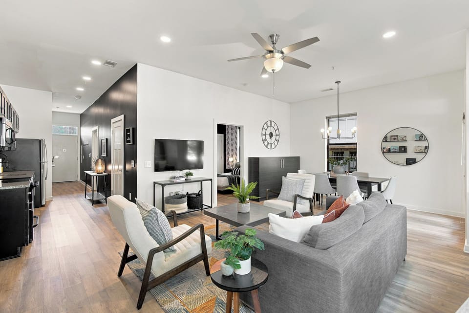 Large living room with Queen pullout couch.