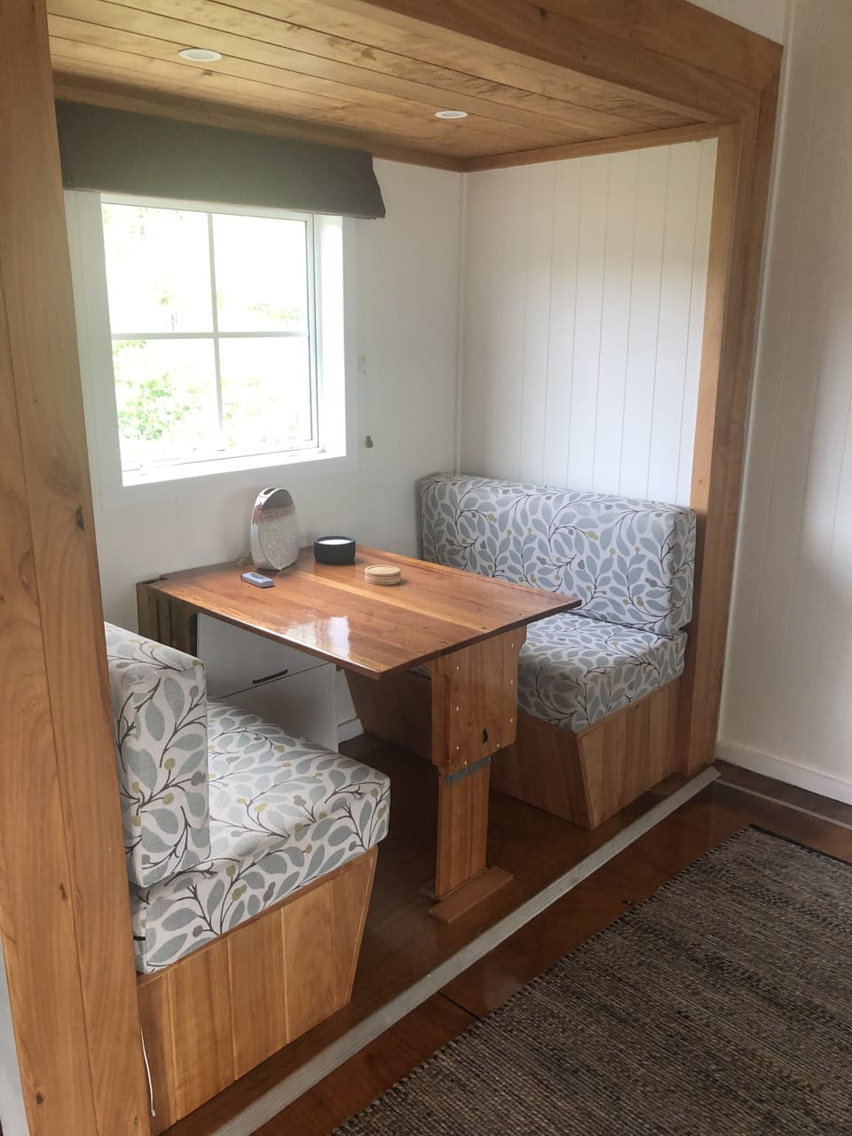 This becomes the small single bed when you drop the table. 