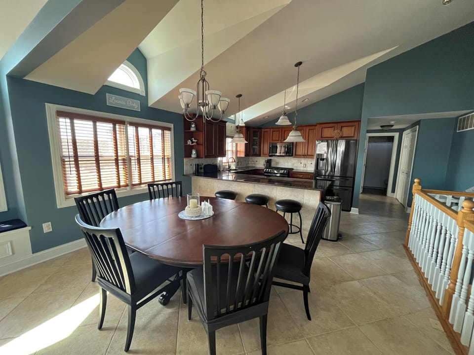 Dining Area with seating for 7, plus counter seats.
