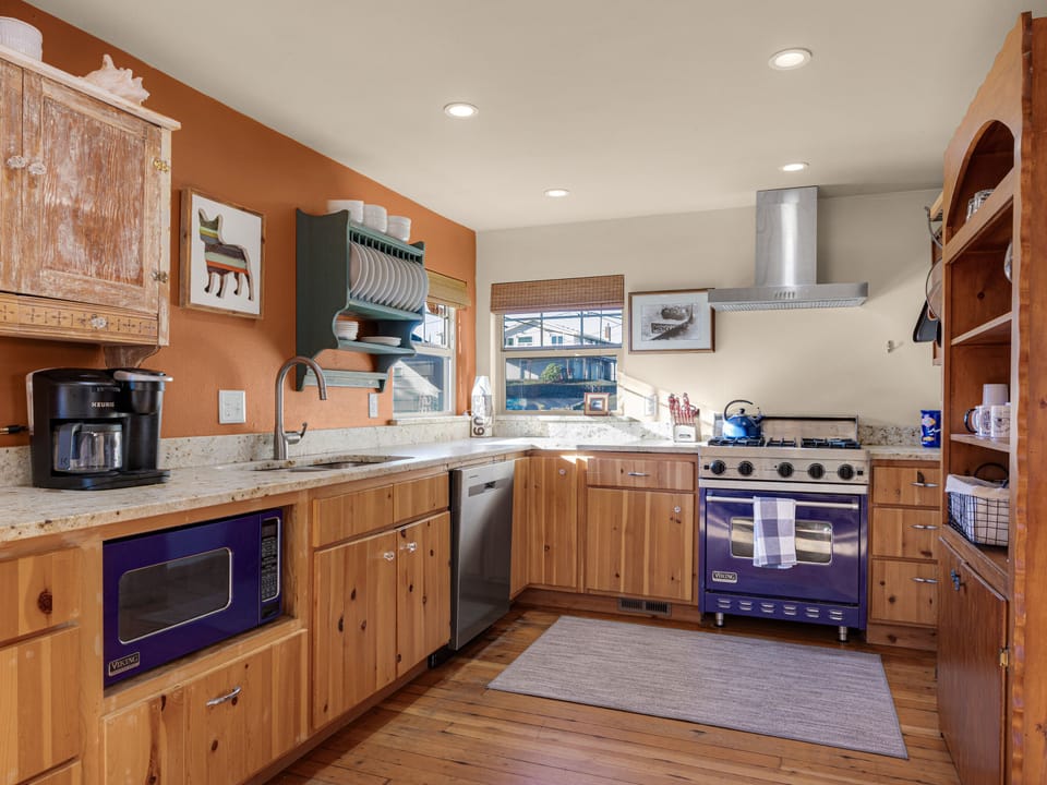 Fully equipped kitchen
Gas appliances 
Coffee maker with pods available
