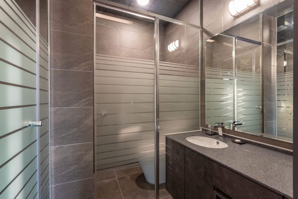 Premium Family Suite | Bathroom | Separate tub and shower, hair dryer, bathrobes, slippers