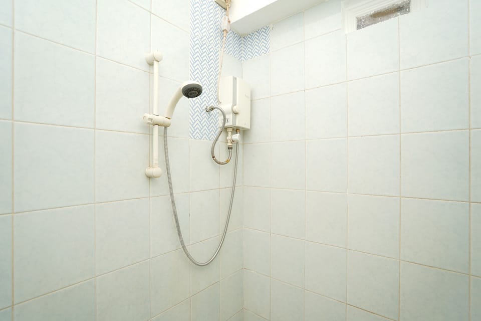 Standard Room | Bathroom | Shower, hydromassage showerhead, towels