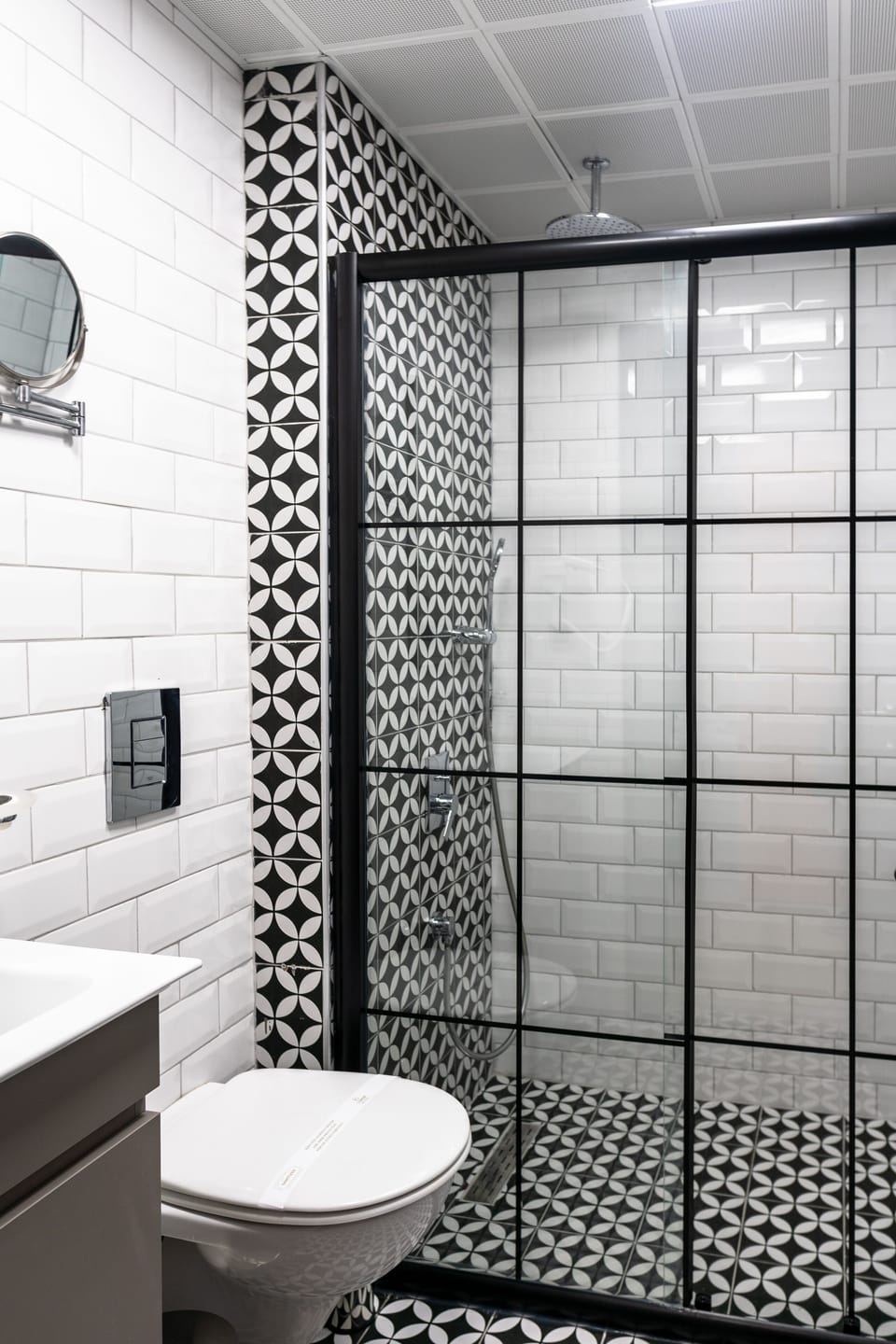 Shower, rainfall showerhead, free toiletries, hair dryer