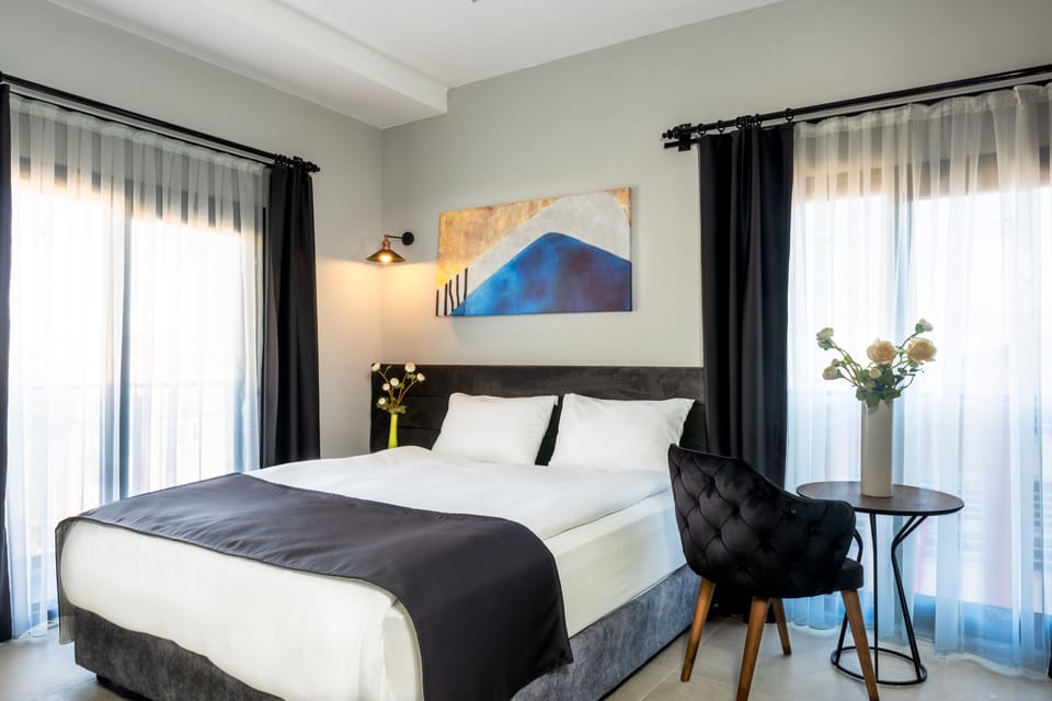 Premium bedding, Tempur-Pedic beds, free minibar, in-room safe