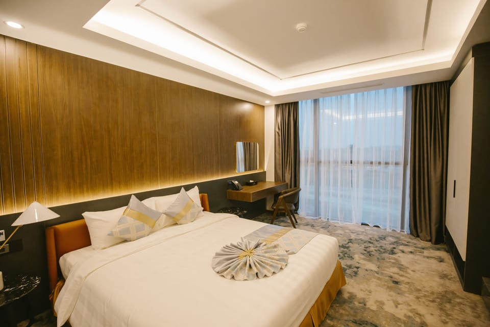 Grand Room, 1 King Bed, River View | Minibar, desk, soundproofing, free WiFi
