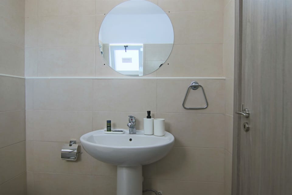 Luxury Studio | Bathroom | Towels