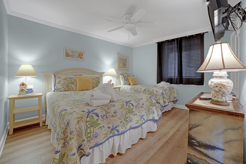 Bedroom 2 with Queen & Twin