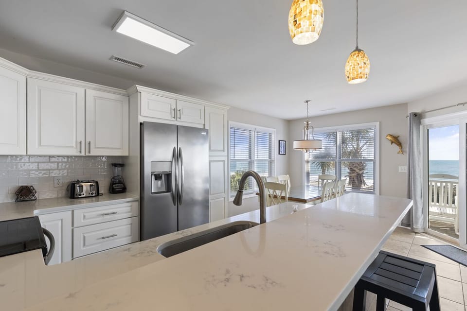 Start your vacation day off on the right foot with our kitchen breakfast bar.