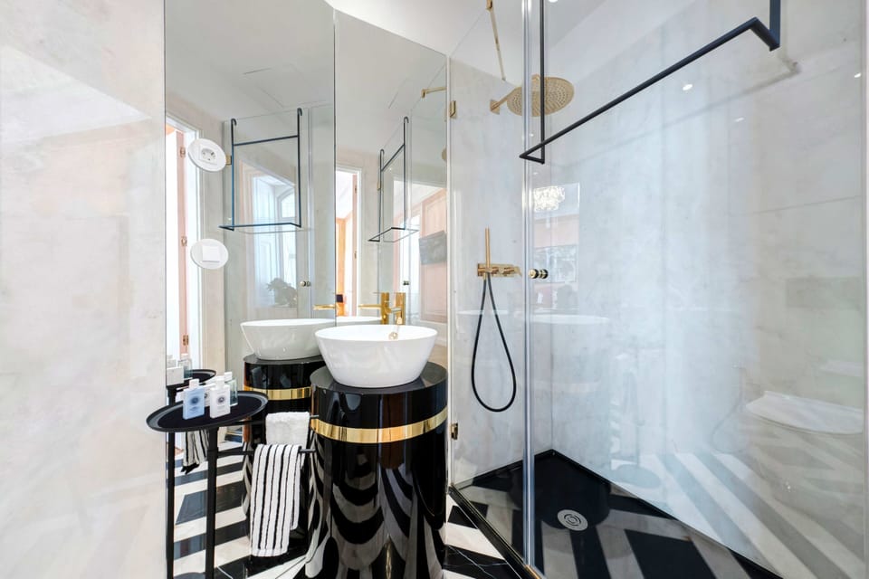 Deluxe Room | Bathroom | Shower, rainfall showerhead, free toiletries, hair dryer