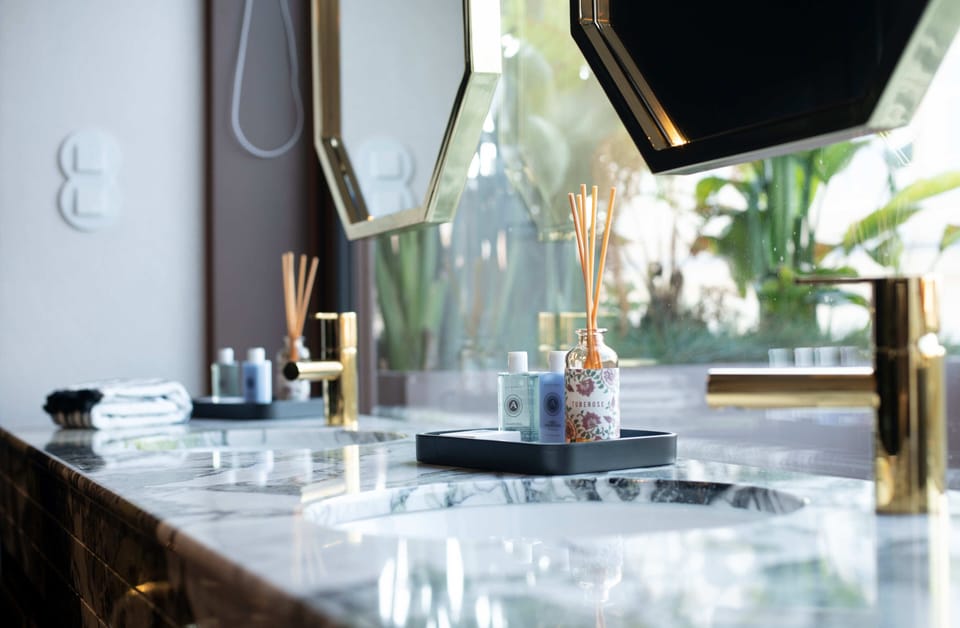 Superior Suite with Balcony | Bathroom | Shower, rainfall showerhead, free toiletries, hair dryer
