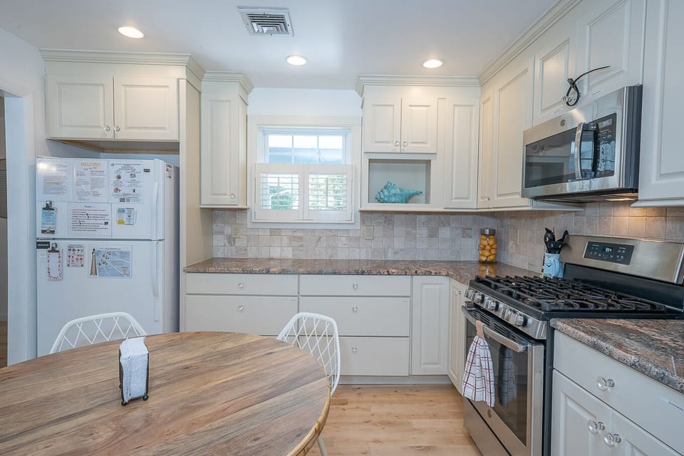 Fully equipped with plenty of pots/pans, plates, glassware 