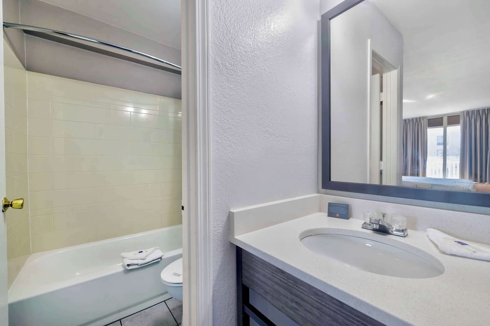 Combined shower/tub, free toiletries, towels