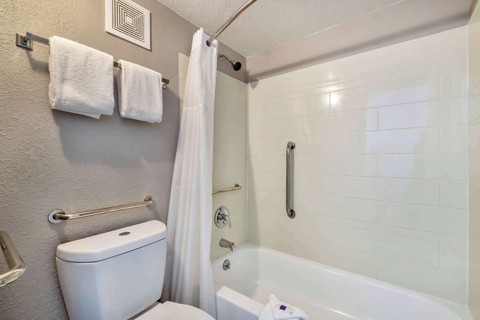 Combined shower/tub, free toiletries, towels