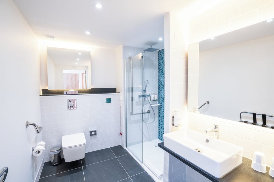 Standard Room, 1 Queen Bed, Accessible Bathtub | Room amenity