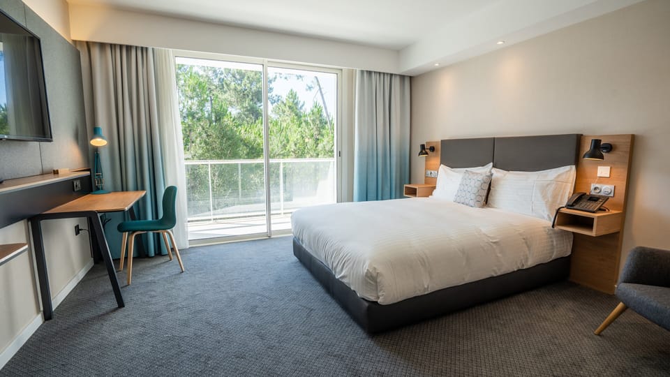 Standard Room, 1 Queen Bed, Accessible Bathtub | In-room safe, desk, laptop workspace, blackout drapes