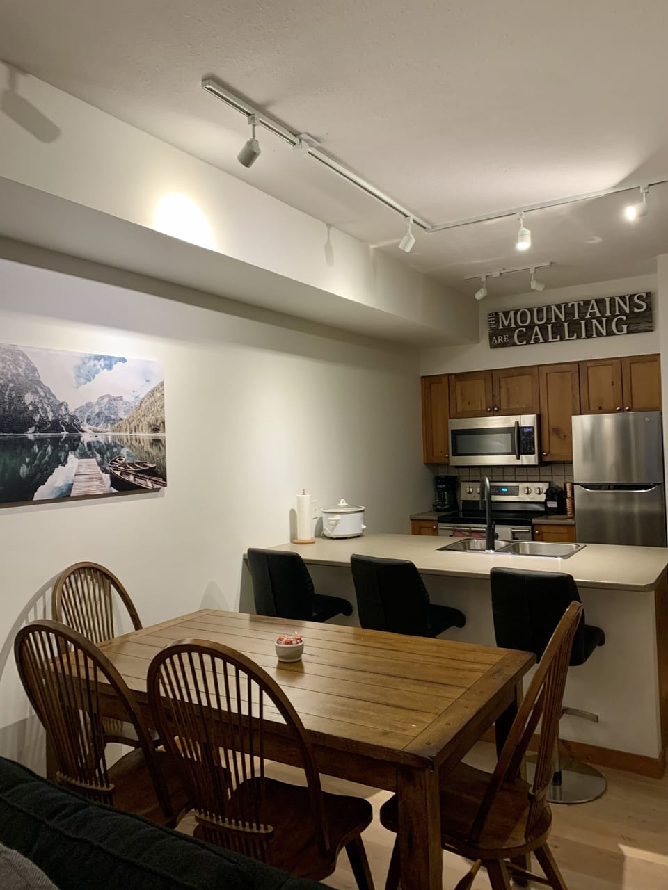 Dining Area - Seats 4 
Breakfast Bar - Seats 3 