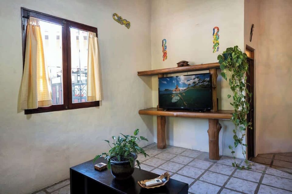 TV Room w/ Smart 52" TV  & Access To Cable TV 