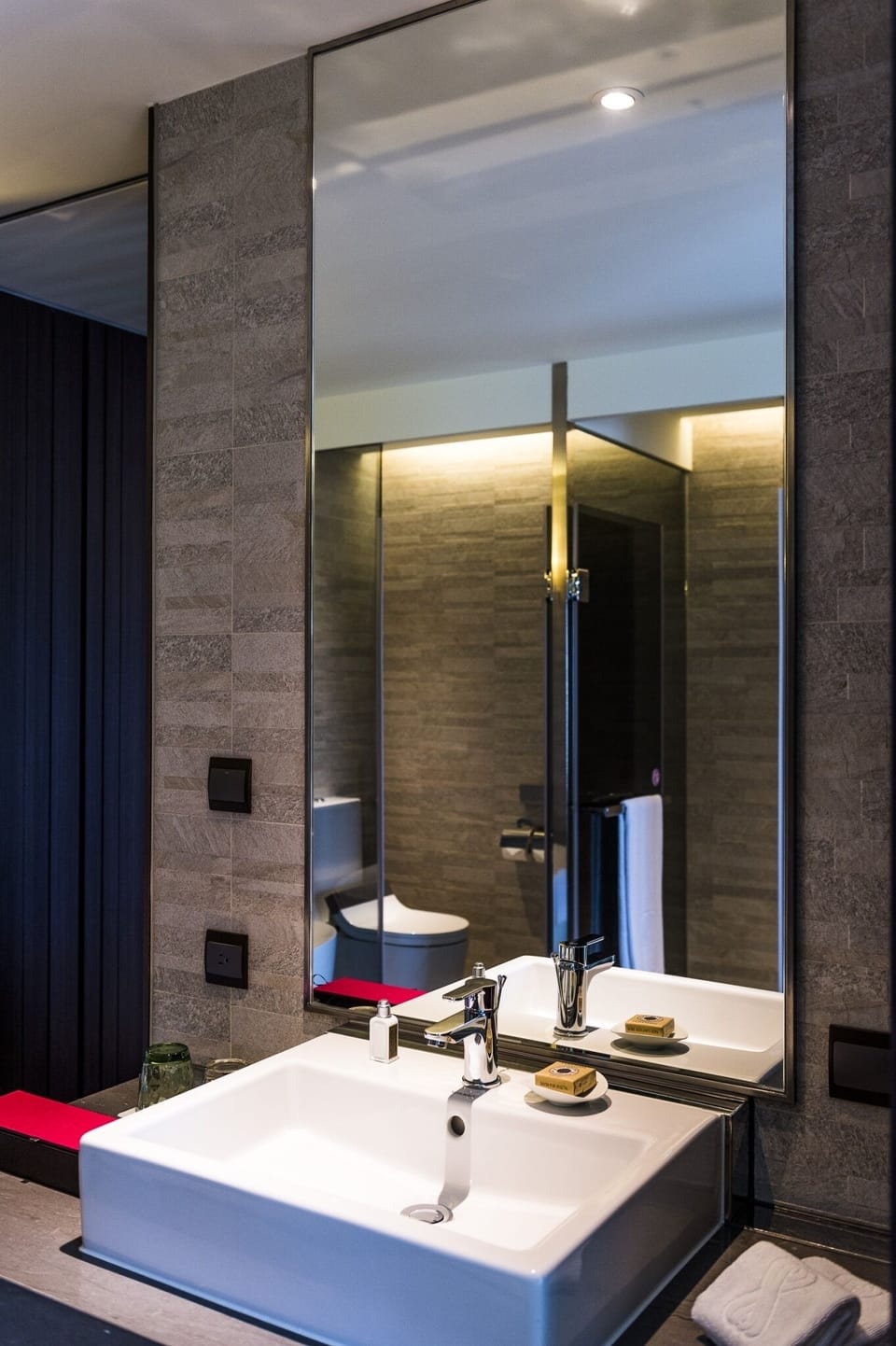 Deluxe Double Room | Bathroom | Shower, hair dryer, towels, shampoo