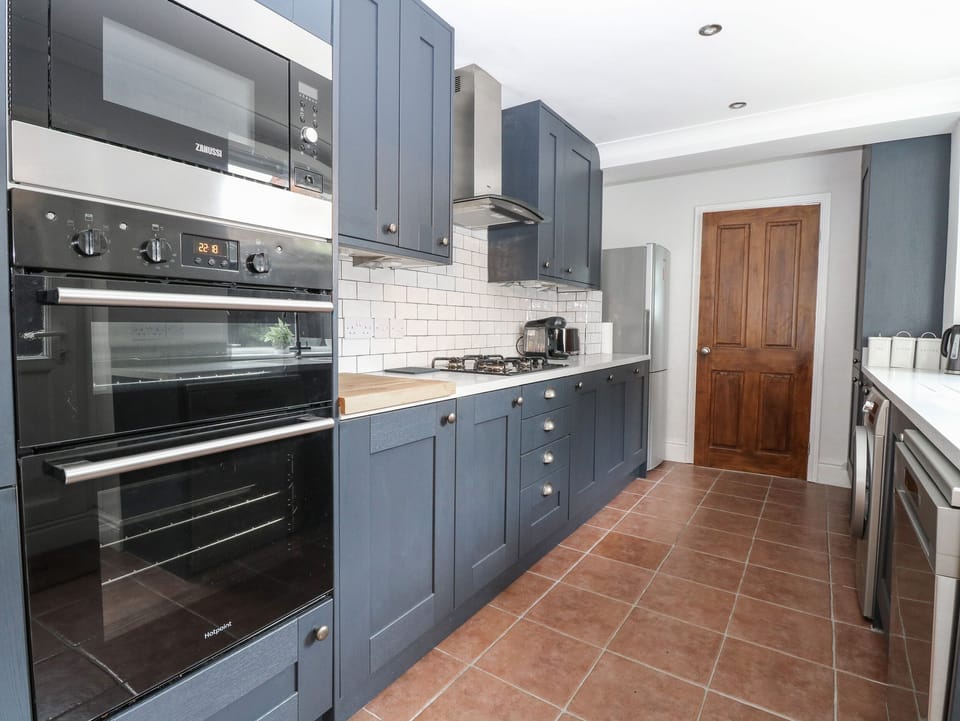 Cottage | Private kitchen | Fridge, dishwasher, electric kettle, toaster