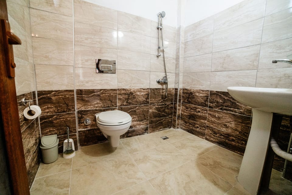 Standard Double or Twin Room | Bathroom