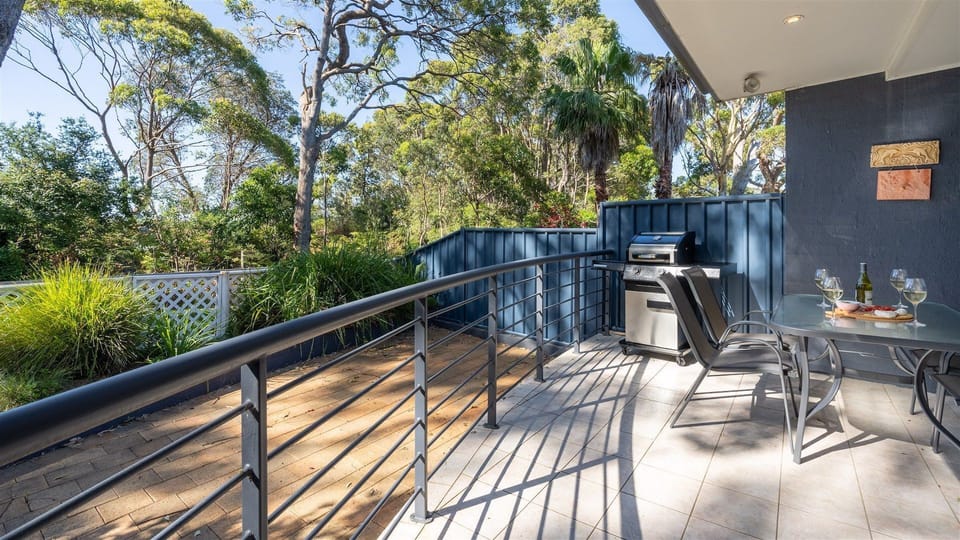Lucy's at the Bay | Courtyard | Pet Friendly | BBQ | Alfresco Dining