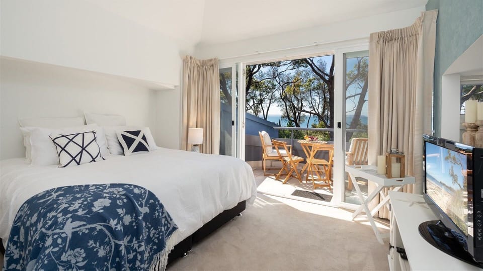 Lucy's at the Bay | Main Bedroom | Air Conditioning | Private Balcony | Views