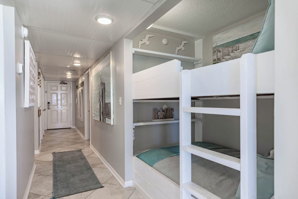Bunk area in the hallway nook