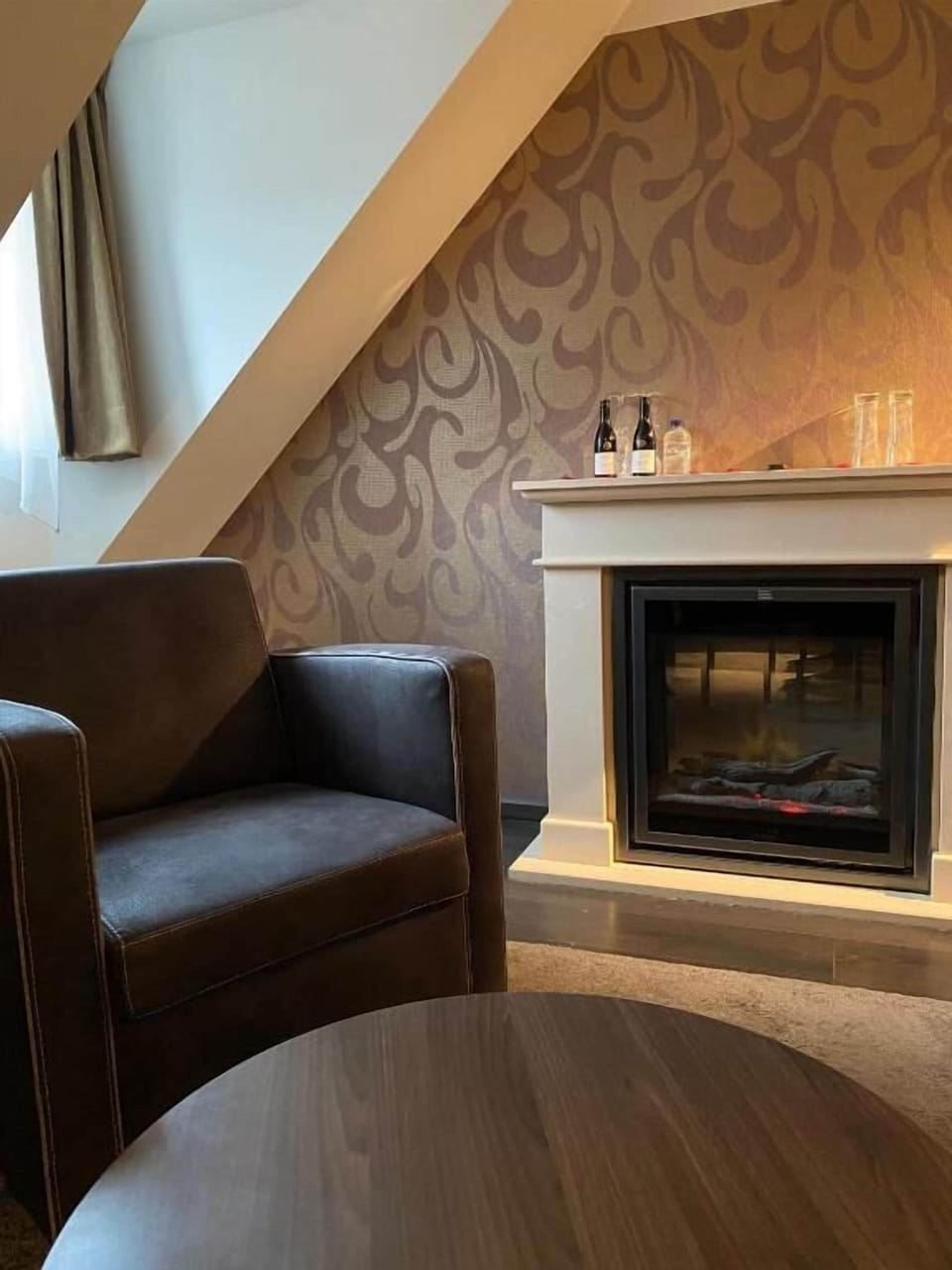 Comfort Deluxe Room | Minibar, in-room safe, desk, blackout drapes