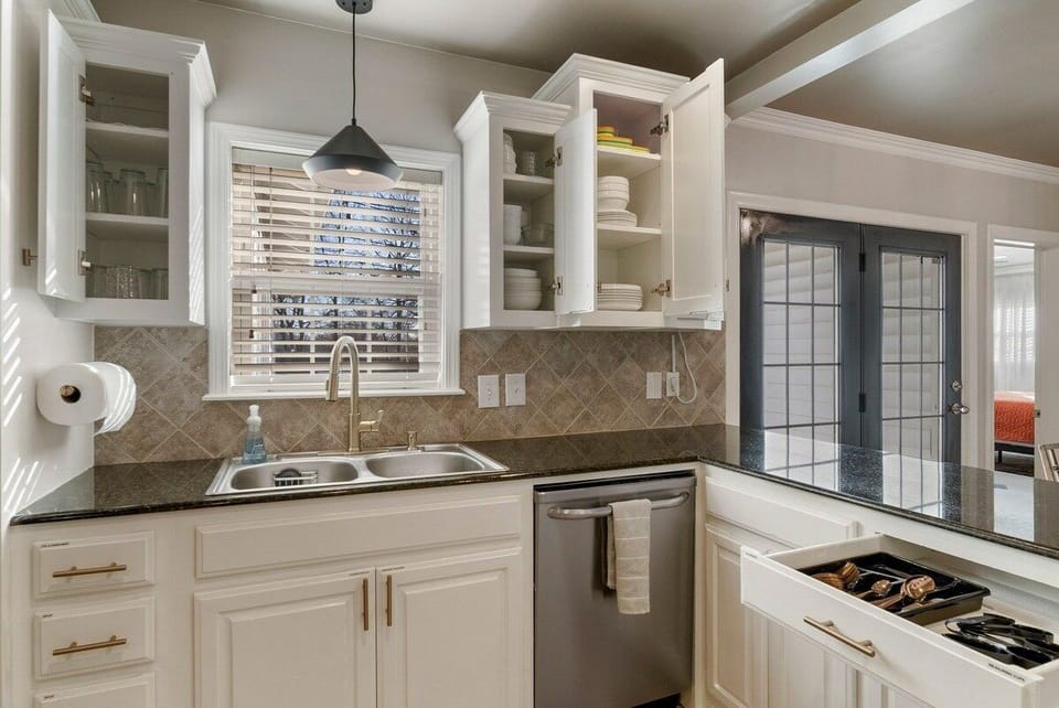 Fully equipped kitchen for your cooking needs!