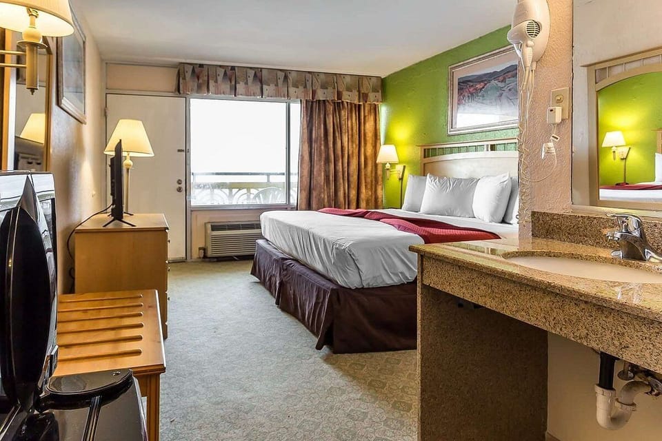 Single Room | Blackout drapes, iron/ironing board, free WiFi, bed sheets