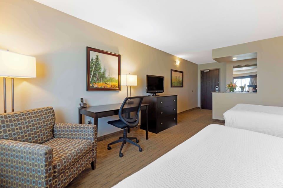 Premium bedding, individually decorated, individually furnished, desk
