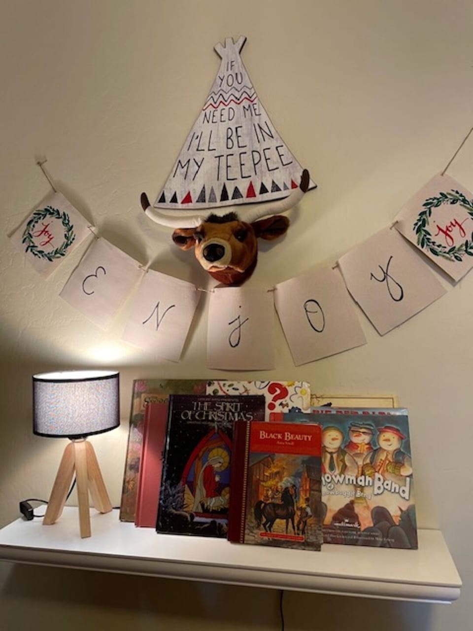 Reading nook in kid's room