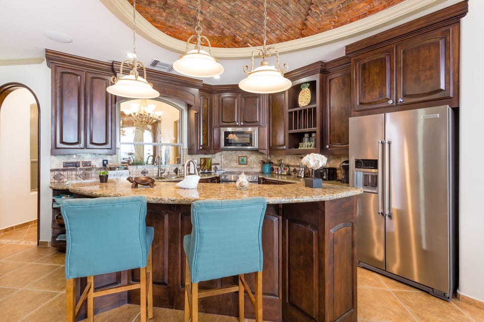 Traditional Suite | Private kitchen | Full-size fridge, microwave, dishwasher, dining tables