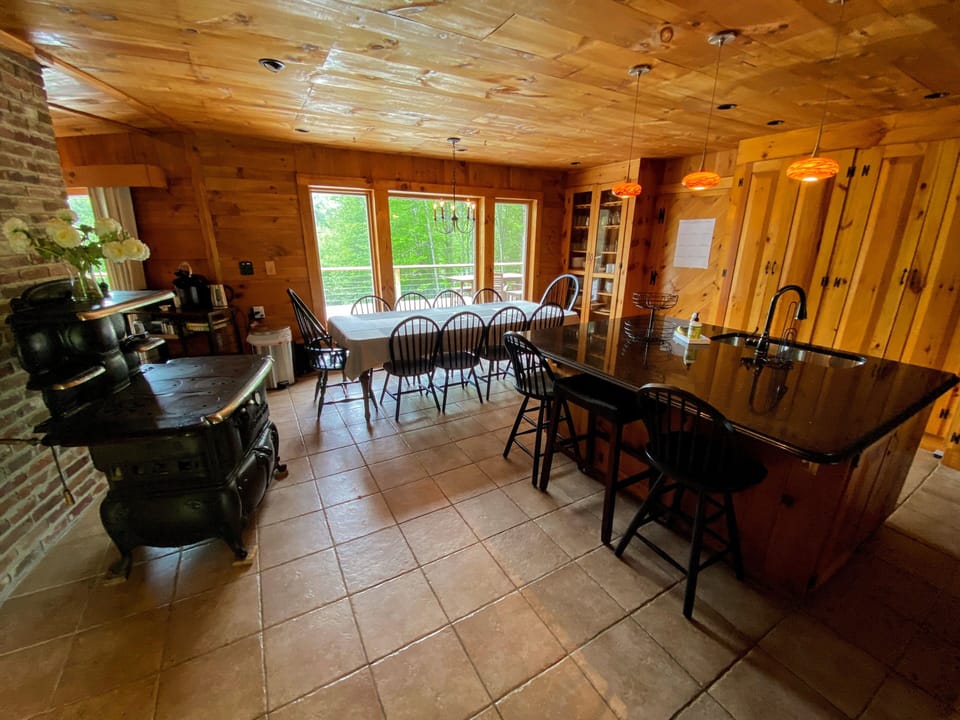 Open concept kitchen/dining area
