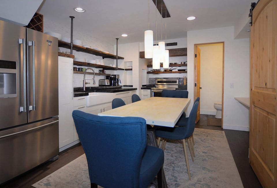 kitchen/dining area
