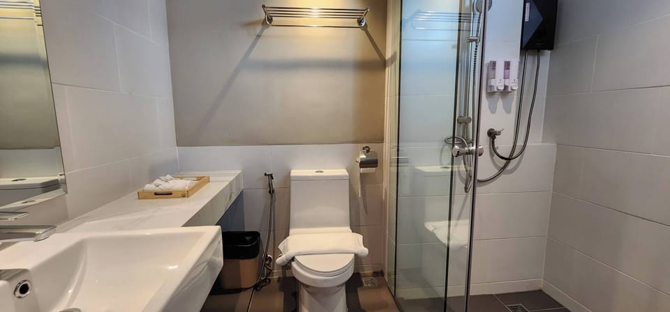 Shower, rainfall showerhead, free toiletries, towels