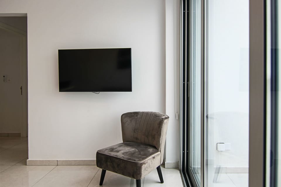 43-inch TV with cable channels