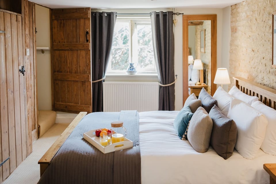 Cobblers Cottage Double Bed - StayCotswold