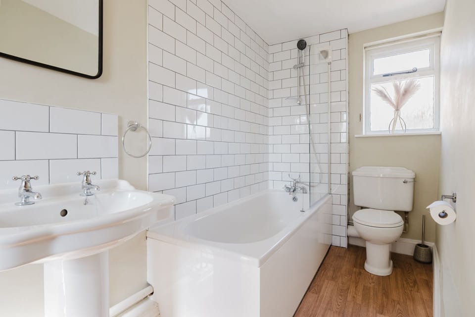 Cobblers Cottage Bathroom - StayCotswold