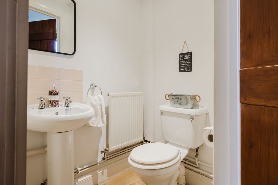 Cobblers Cottage Cloakroom - StayCotswold